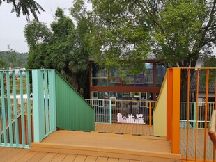 多彩围栏环绕的户外空间