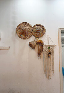 墙上的手工编织装饰品