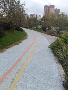 城市彩色蜿蜒步道