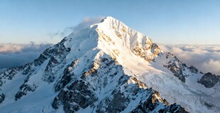 巍峨雪山壮丽景观