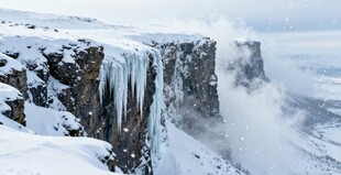 冰雪覆盖的壮观悬崖景观
