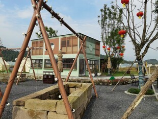 户外建筑旁的简易搭建设施