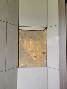 墙面瓷砖破损露出基层