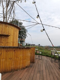 户外木质露台休闲场景