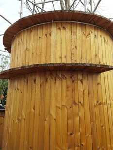 木质圆形建筑外观特写