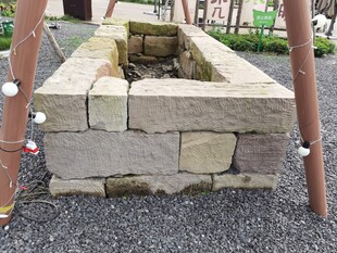 古老石砌井结构