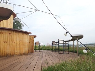 户外木质露台与游乐设施