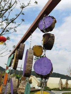 彩色木片风铃悬挂于户外