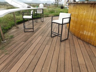 户外木质露台桌椅景观