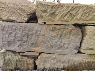 堆叠的古老石块