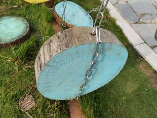 户外蓝色木质秋千装置