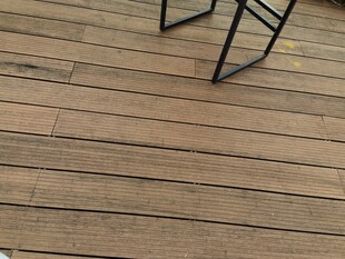 户外木质露台与黑色桌椅