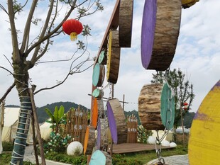 多彩艺术装置装点户外空间