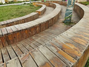 木质弧形步道景观