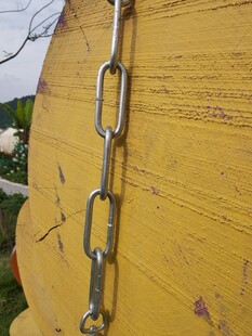 黄色物体上的金属链条