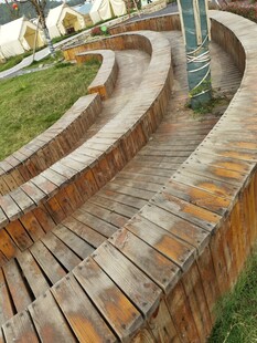 木质蜿蜒步道景观