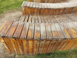 户外木质长椅景观