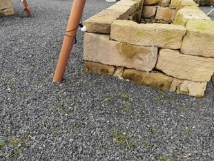 石砌结构与金属杆景观