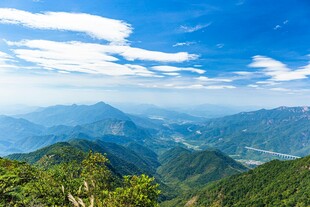 壮丽山景与蓝天白云