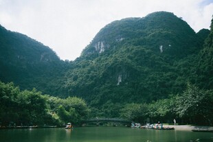 山水间的宁静泛舟场景
