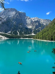 梦幻蓝湖与远处巍峨山峦