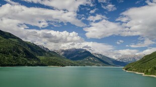 青山碧水间的湖光山色