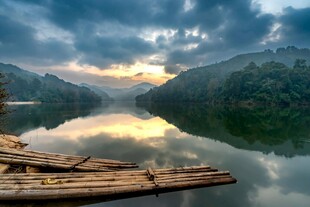 宁静湖景中的木筏与远山