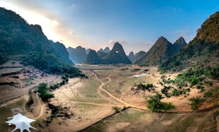 山间田野壮丽自然风光