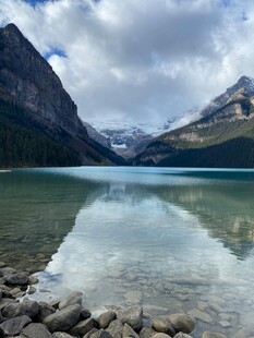 宁静湖景与远处山峦