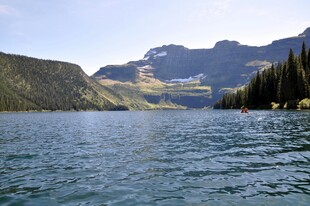 宁静山水间的美丽湖泊