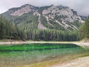 山间碧绿湖水与葱郁山林
