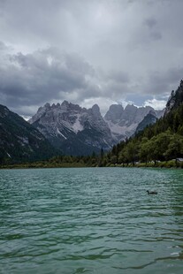 湖光山色中的静谧山水景