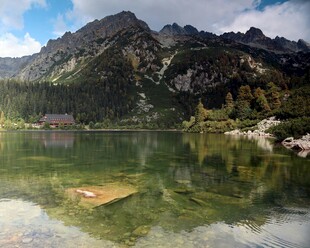 高山下的清澈静谧湖泊
