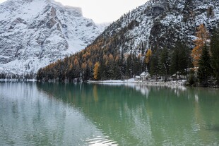 雪山下的静谧碧绿湖泊