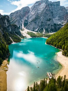 高山环抱的澄澈蓝湖