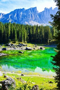 翠绿湖畔的壮丽山景