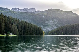 山间静谧湖泊美景