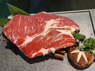 新鲜雪花牛肉摆盘精致