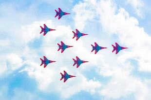 编队飞行的喷气式飞机