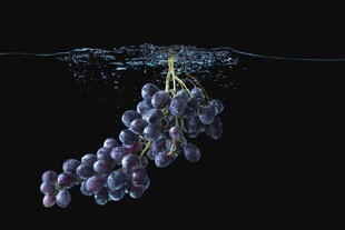 葡萄入水瞬间的美妙画面