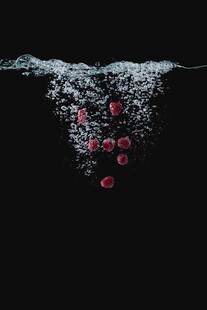 红果入水瞬间水花飞溅