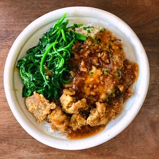 美味卤肉饭搭配青菜