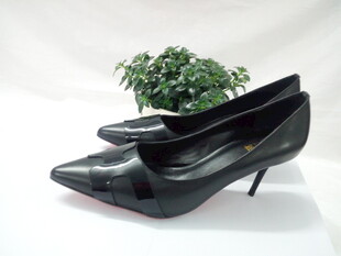 黑色高跟皮鞋与绿植搭配