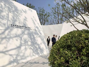 现代建筑前的行人景观