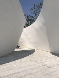 现代白色建筑独特空间