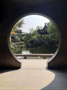透过圆窗赏中式园林美景