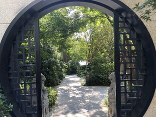 中式圆门后的幽美园林