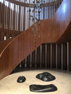 木质旋转楼梯与地面摆件