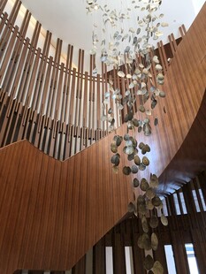 现代木质旋转楼梯设计