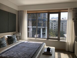 现代简约风卧室大窗景观